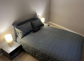 Modern Room Homestay in Apartment with Private Bathroom, Croydon